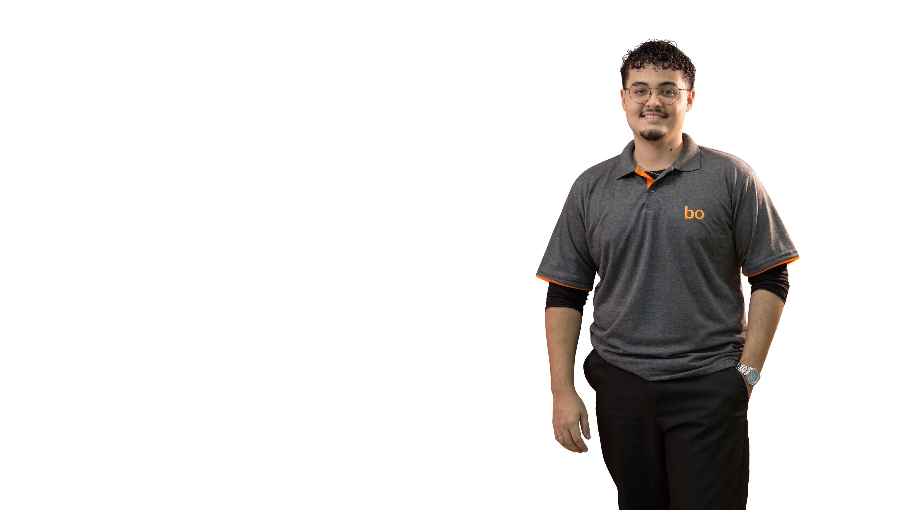 Colaborador da Beorange, de óculos e camisa polo cinza com o logo bo em laranja, sorrindo com a mão no bolso