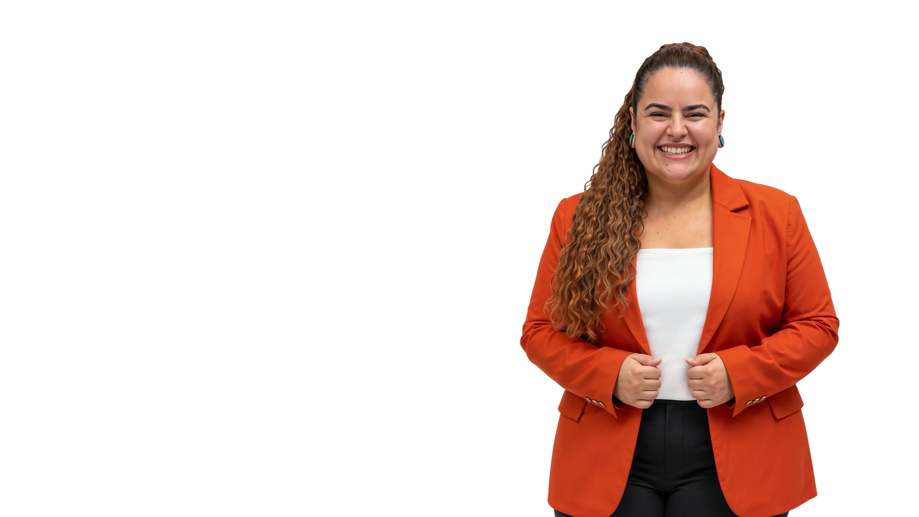 Myle Pontes, fundadora e CEO da Beorange, sorrindo, de blazer laranja sobre blusa branca, com as mãos na lapela