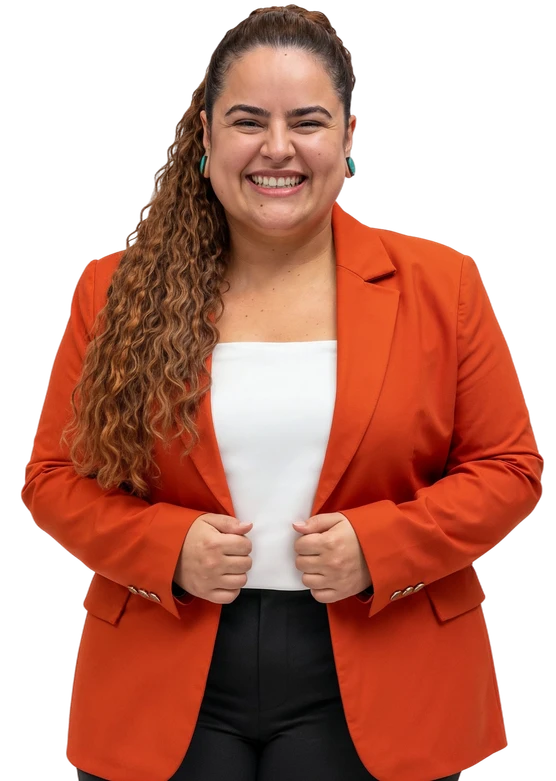 Myle Pontes, fundadora e CEO da Beorange, sorrindo, de blazer laranja sobre blusa branca, com as mãos na lapela